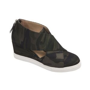 EUC Linea Paolo Faith Camo Wedge Sneaker